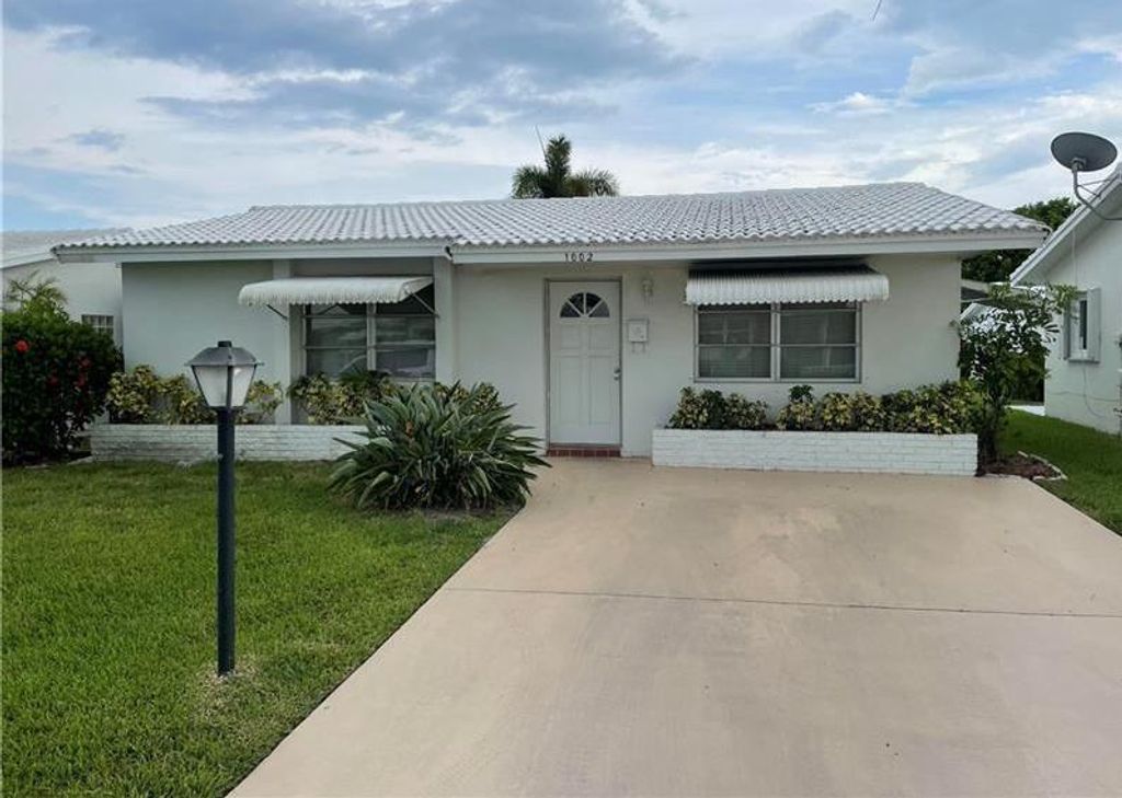 Photo of 1002 SW 5th Avenue, Boynton Beach, FL 33426 (MLS # F10509883)