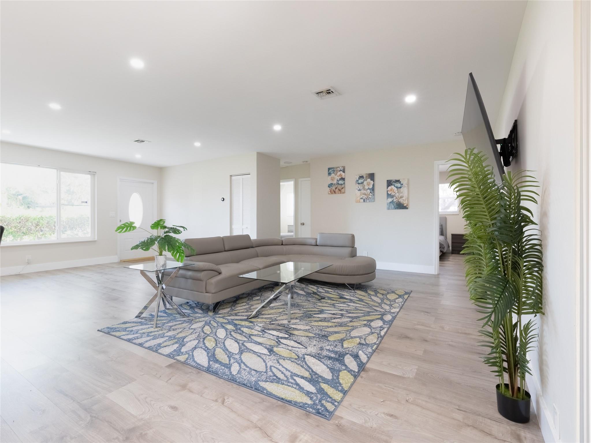 700 SW 4th Ct