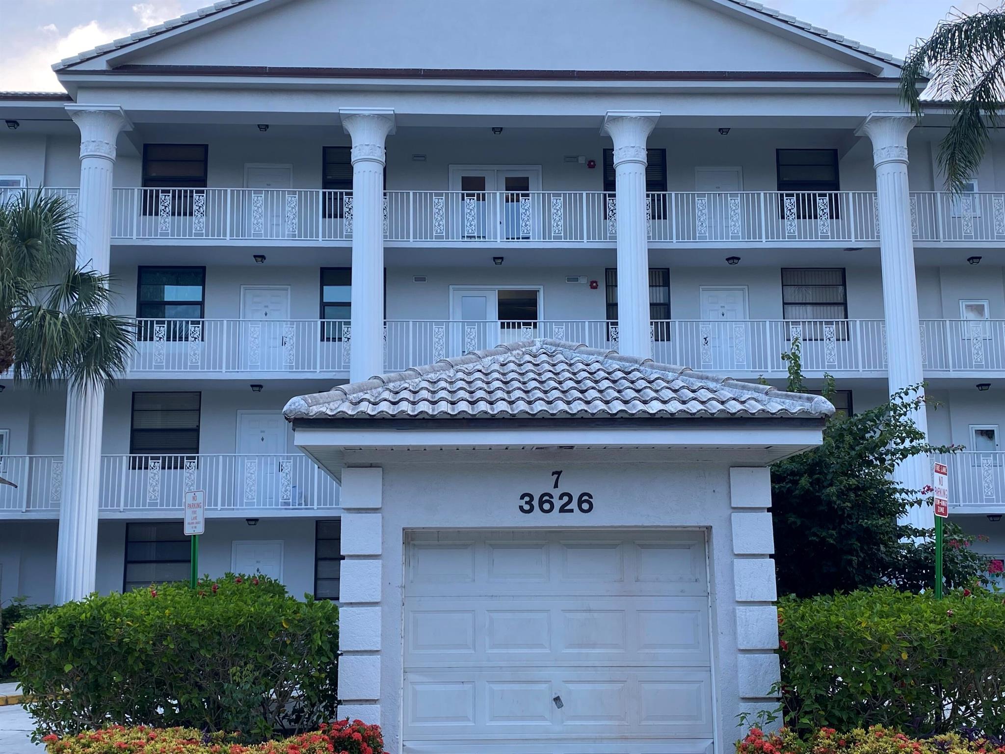 It is well maintained 2 BR/2 BA ground floor Condo in gated & guarded community. It is very close to all amenities & roads. Association provides one assigned parking. Water included. Close to all amenities, shopping and freeways.