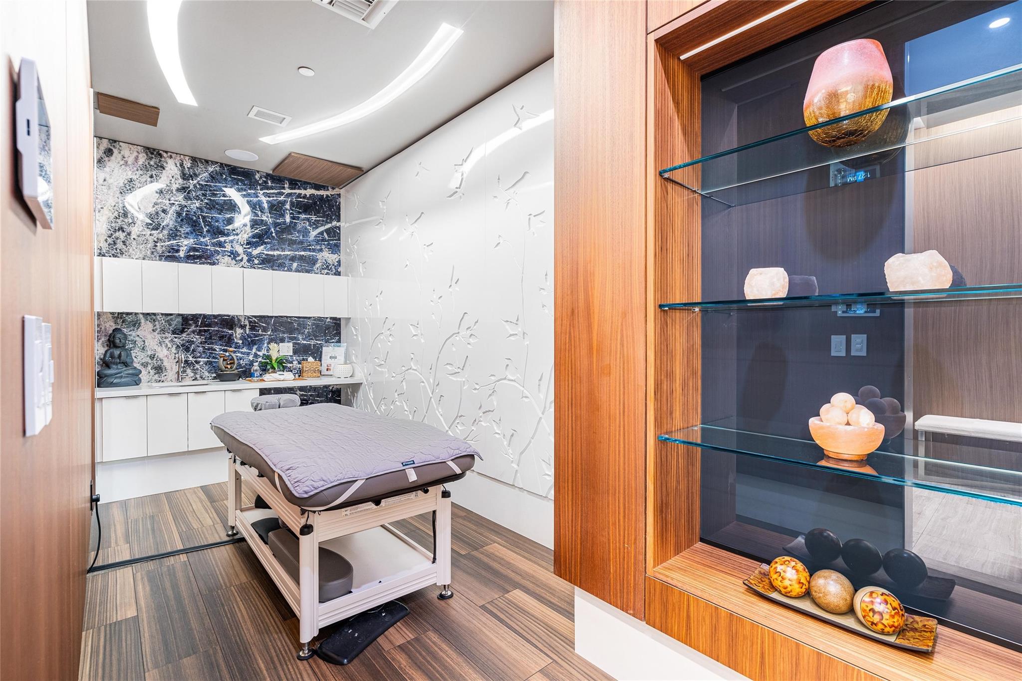 PARAMOUNT - Residential