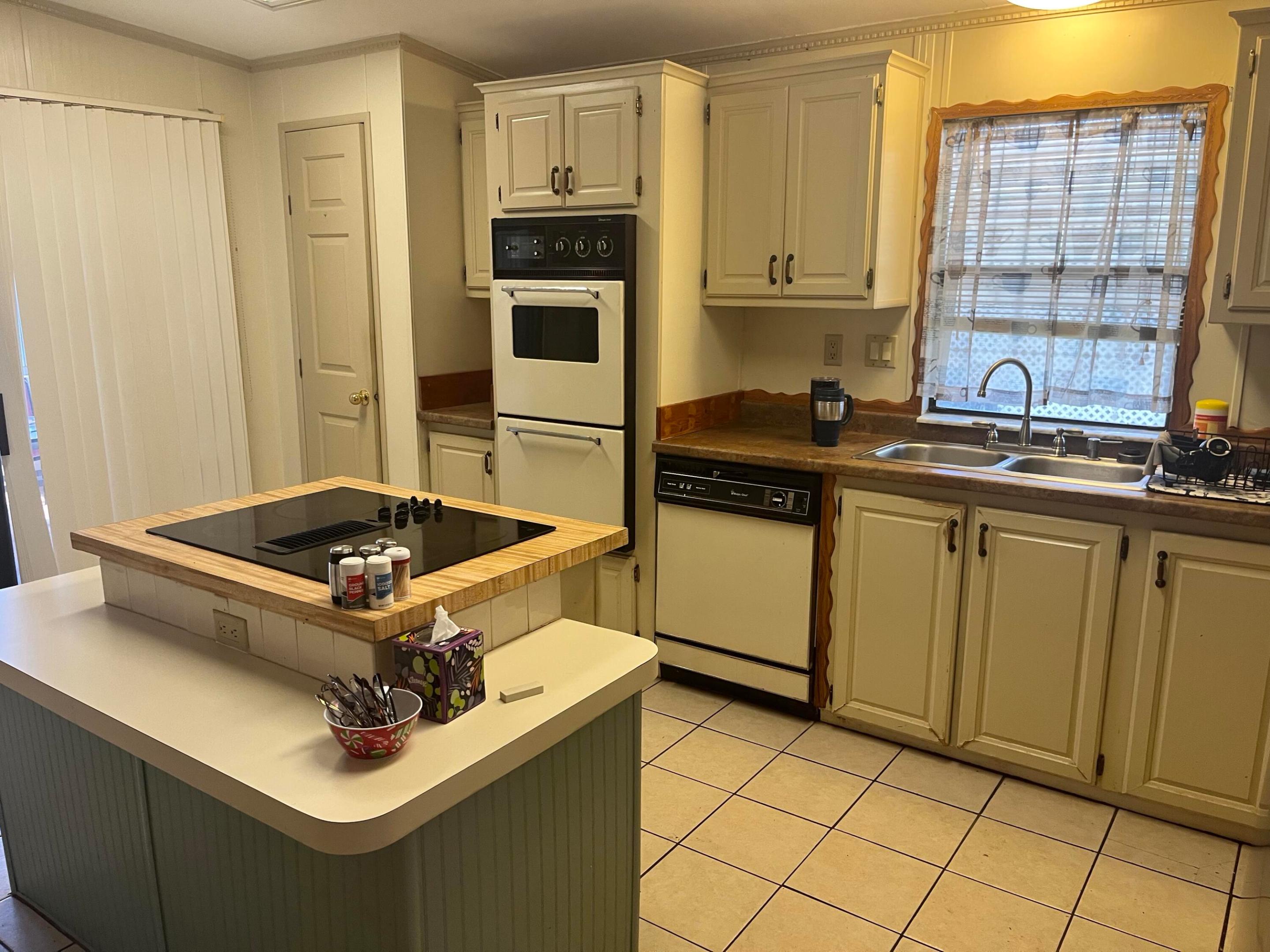 TROPICAL ISLES - Residential