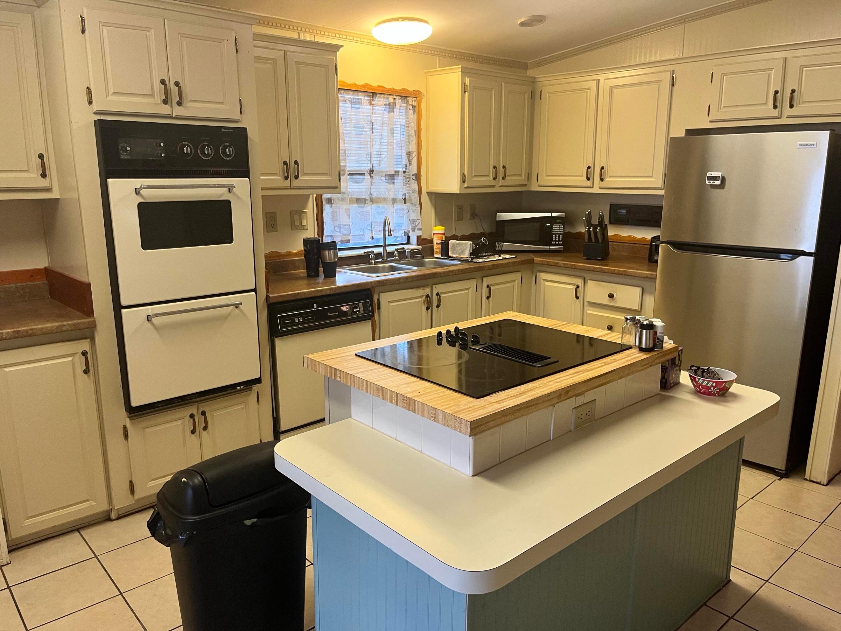 TROPICAL ISLES - Residential