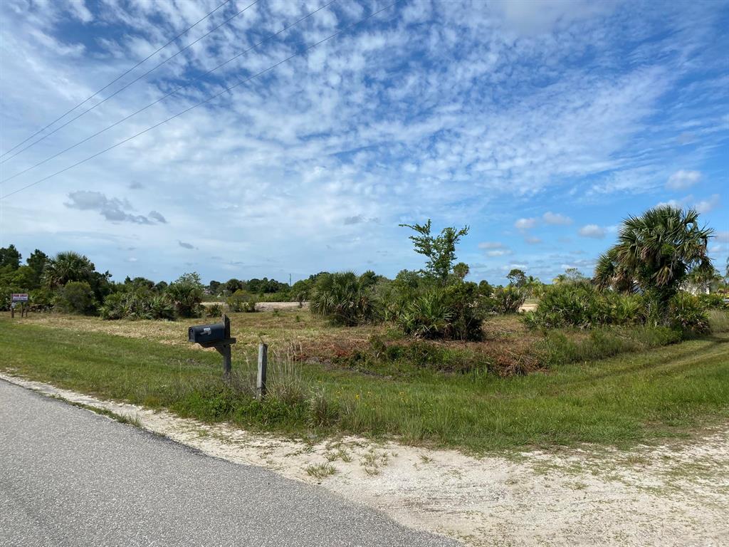 Build or bring your dream home and barn on this beautiful and private high and dry 1.25 acre corner lot semi cleared on a paved road there is so much to enjoy in Okeechobee County. Come to The Kissimmee River Preserve State Park West of this area as well is the Kissimmee River. The Kissimmee river flows into Lake Okeechobee and is well known for some of the best fishing. whether you like Fishing, hunting ,mudding agriculture or just privacy here you have it all.