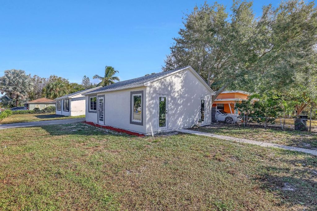 Photo of 802 S M Street, Lake Worth Beach, FL 33460 (MLS # R11020911)