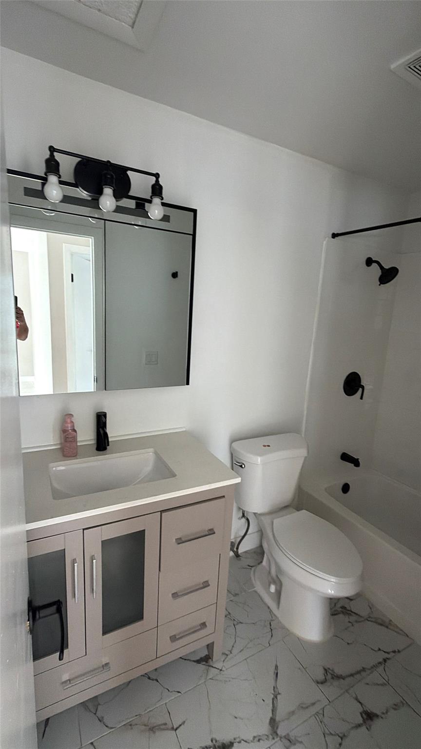 St James Park Delmar 11-2 - Residential Lease