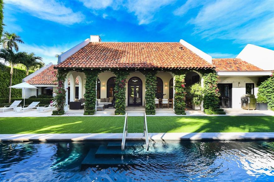 Stunning, single story Contemporary home on the Lake Block of Primavera Avenue. Highlights include 4BR/4.1BA, clean lines, high ceilings, 2 car garage, and beautifully landscaped grounds by Nievera Williams Design. Ideally located in the center of town with close proximity to the Lake Trail, shopping, and restaurants.