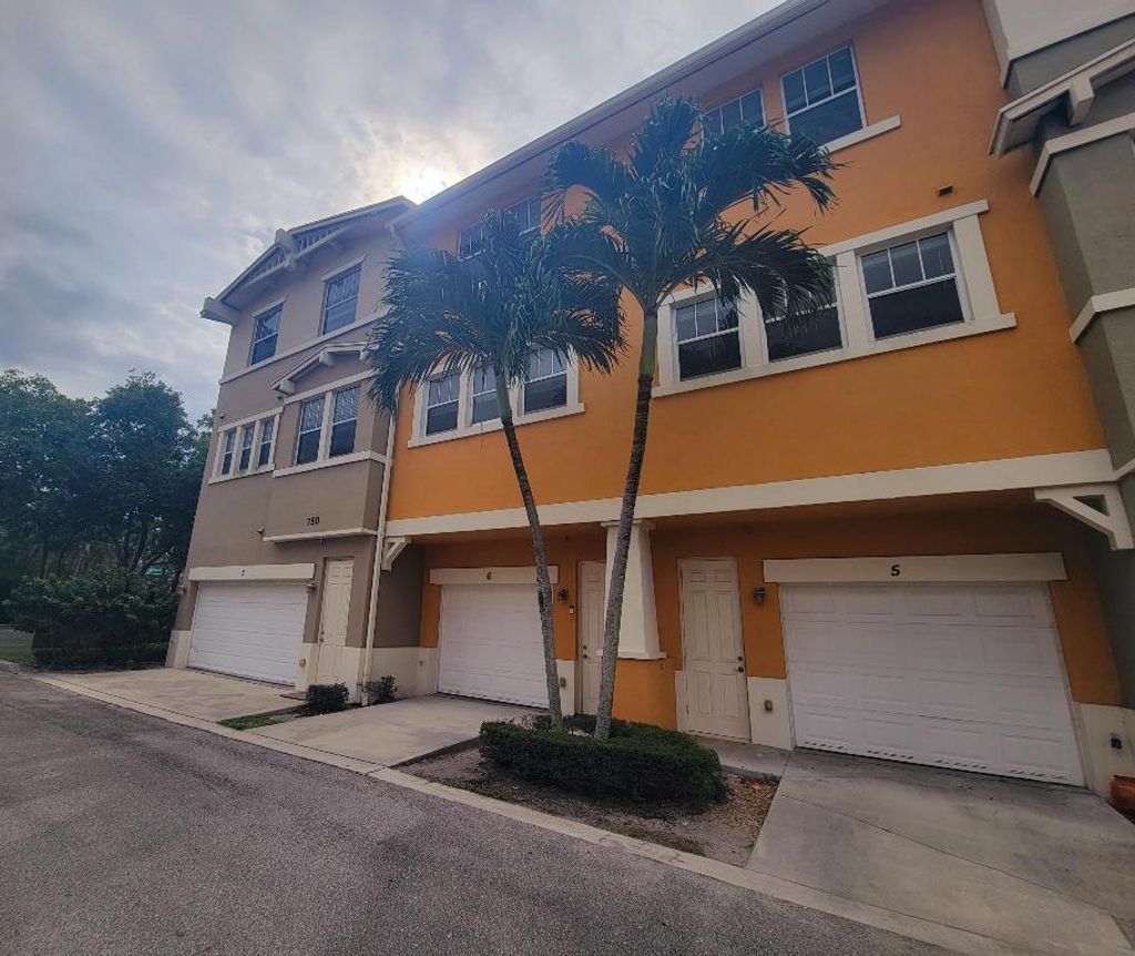 Photo of 750 Millbrae Court #5, West Palm Beach, FL 33401 (MLS # R11157051)