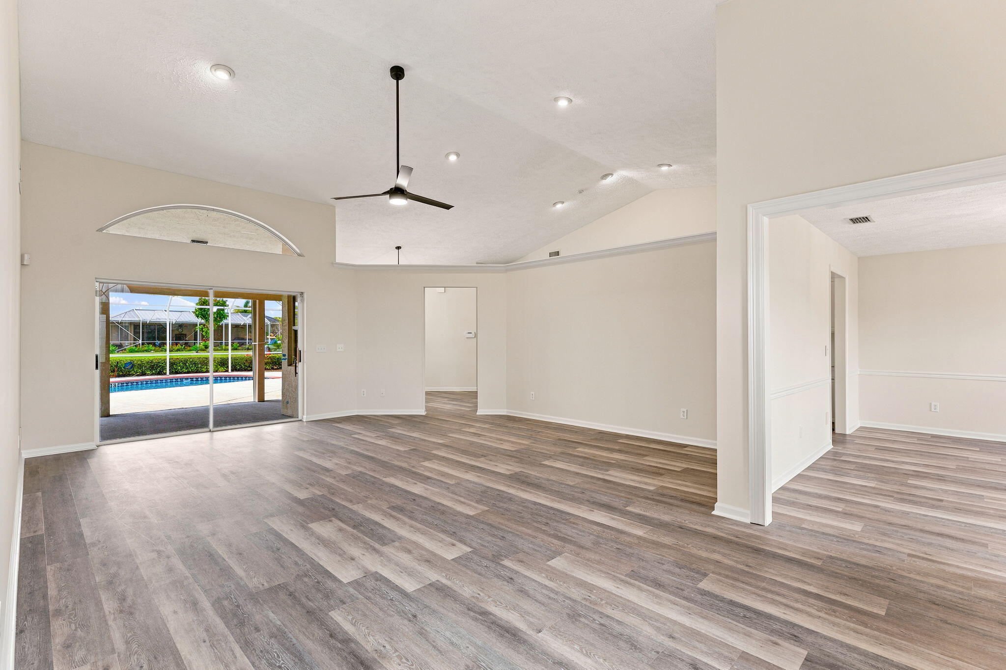 165 SW Hawthorne Circle