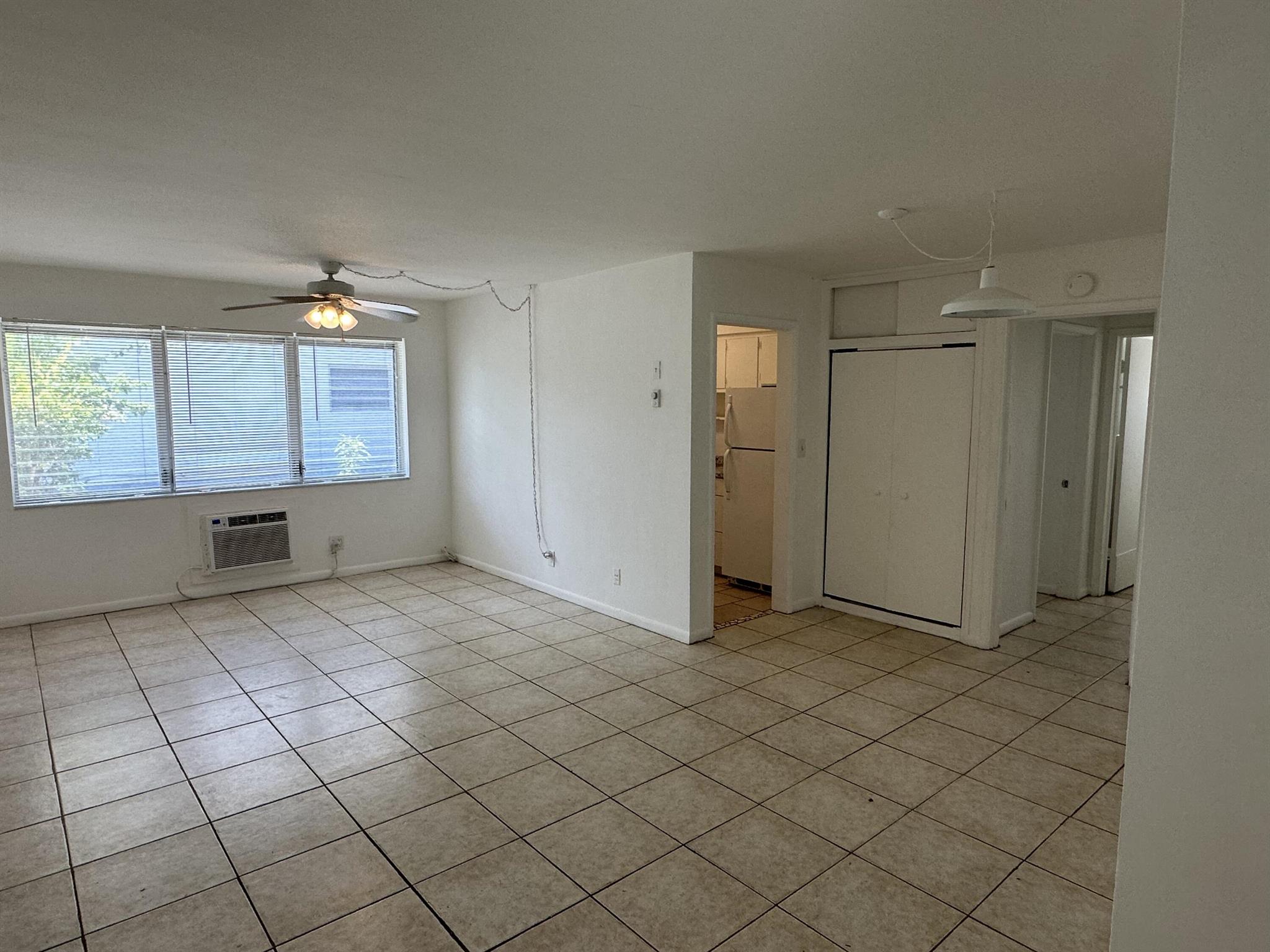 spacious 1 bedroom apartment centrally located in east boca ratonconveniently located close to shops, restaurants and beaches