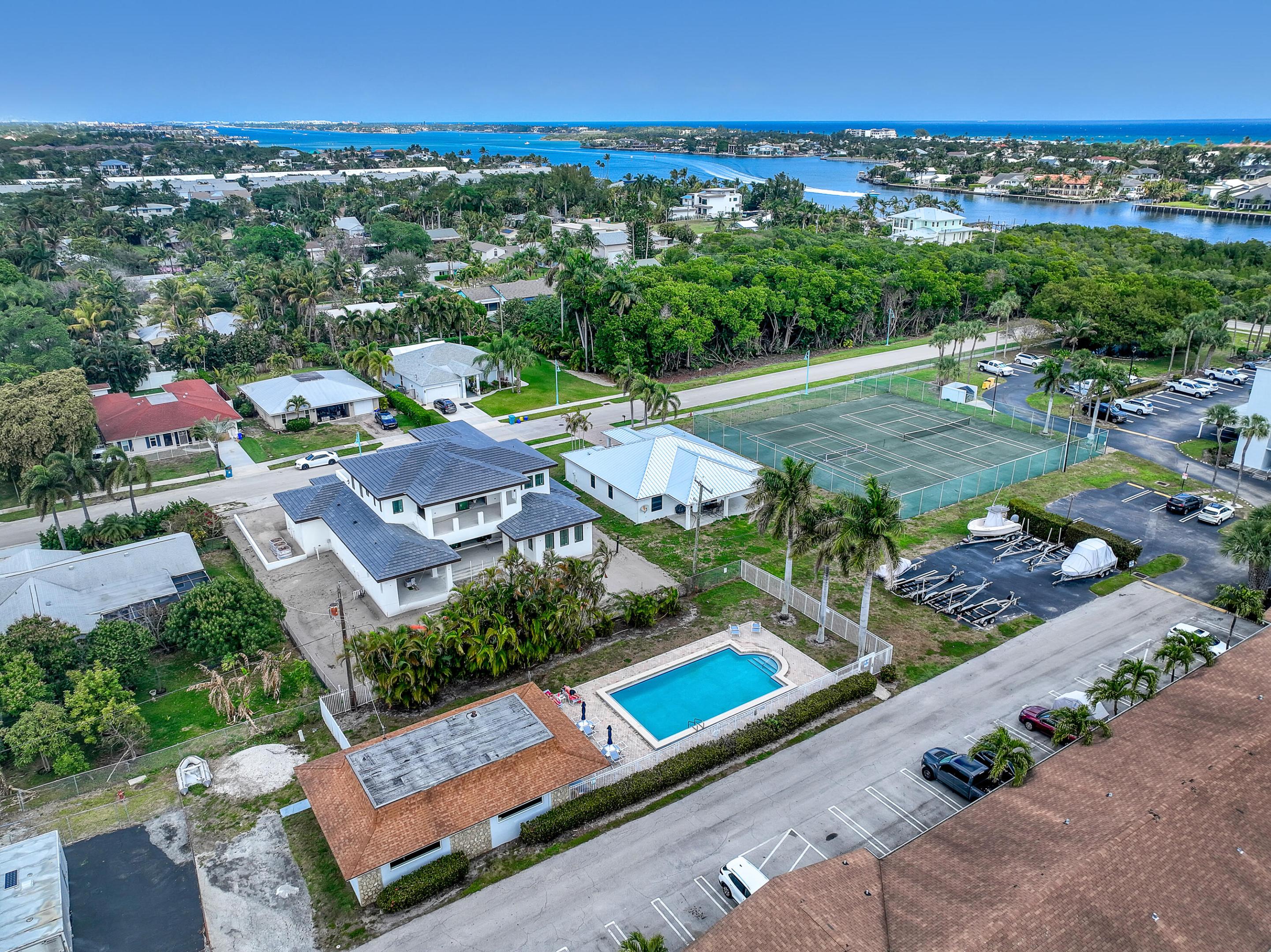 HARBOUR HALL INLET CLUB CONDO - Residential