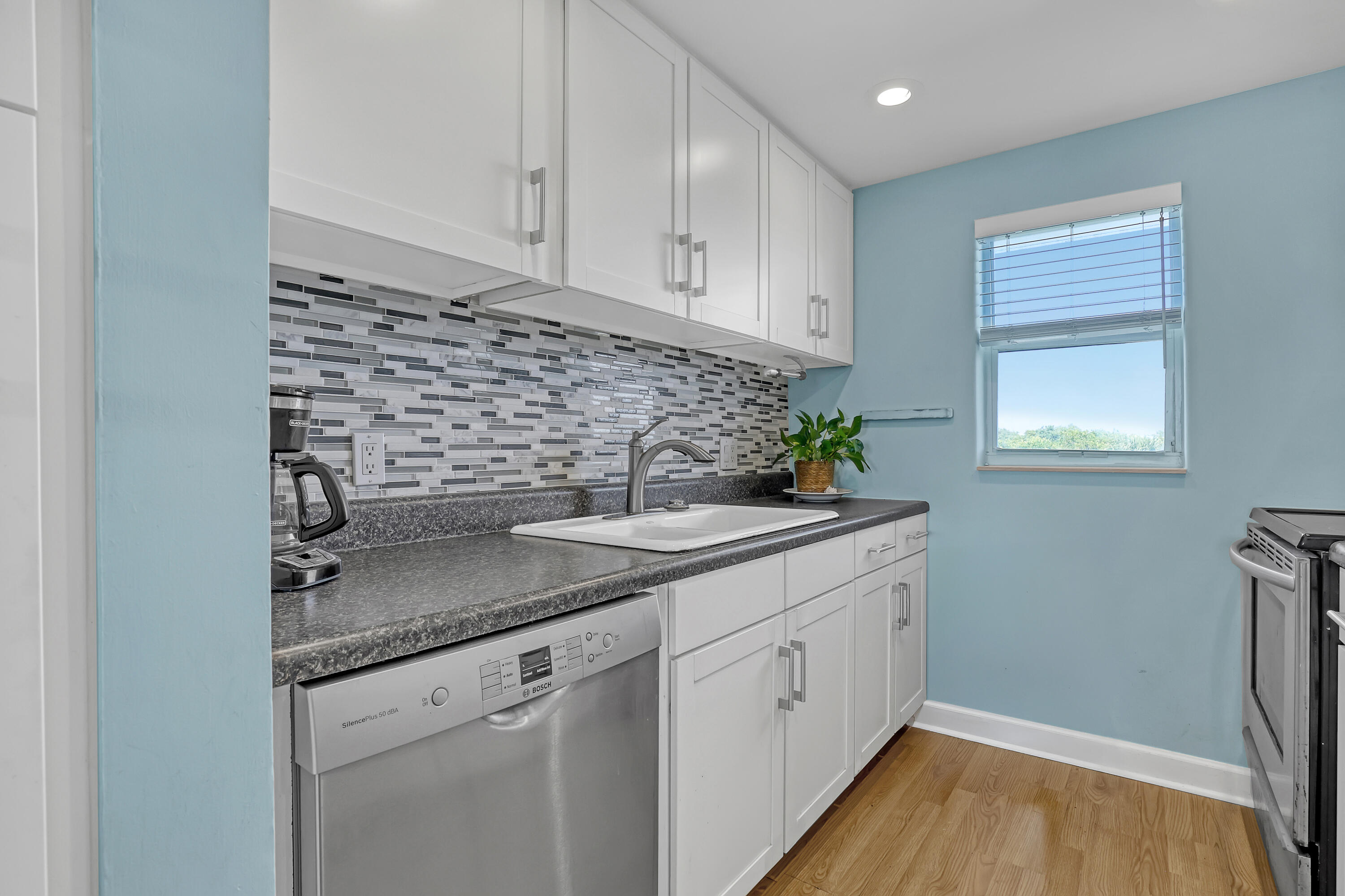 HARBOUR HALL INLET CLUB CONDO - Residential