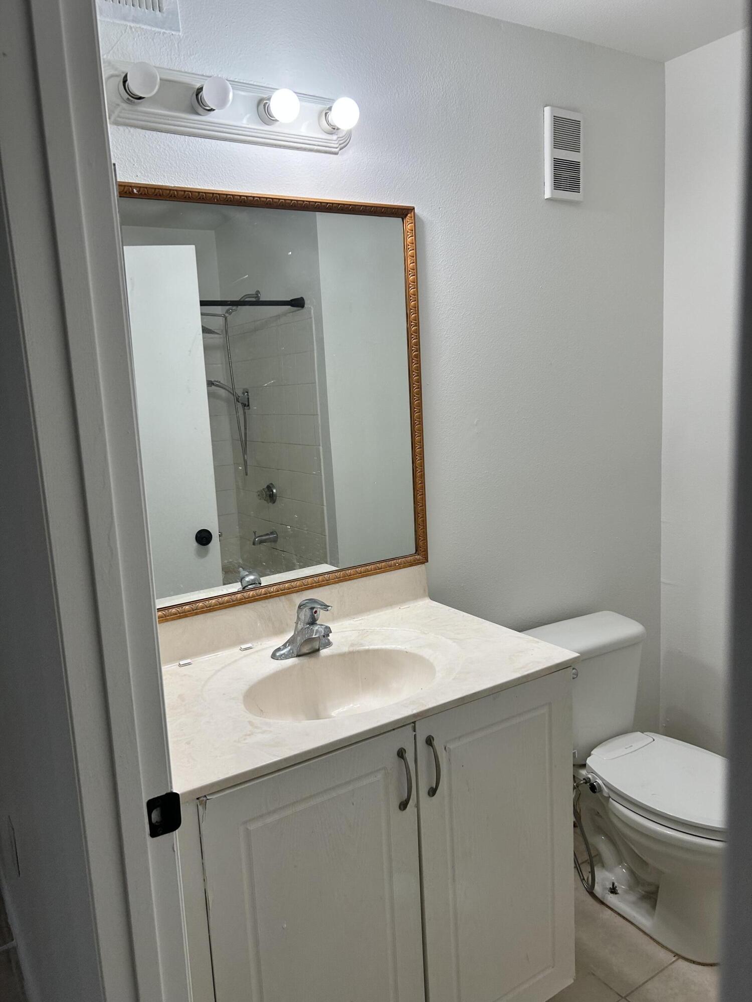 PALM LAKE CONDO - Residential Lease