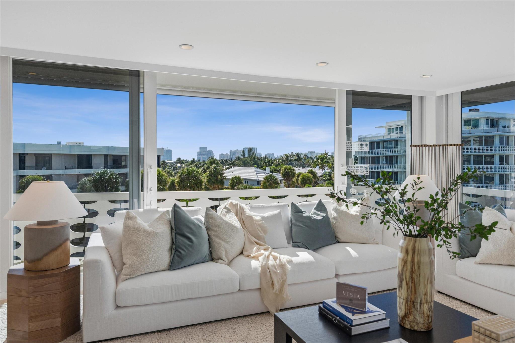 100 Sunrise Avenue 520/521