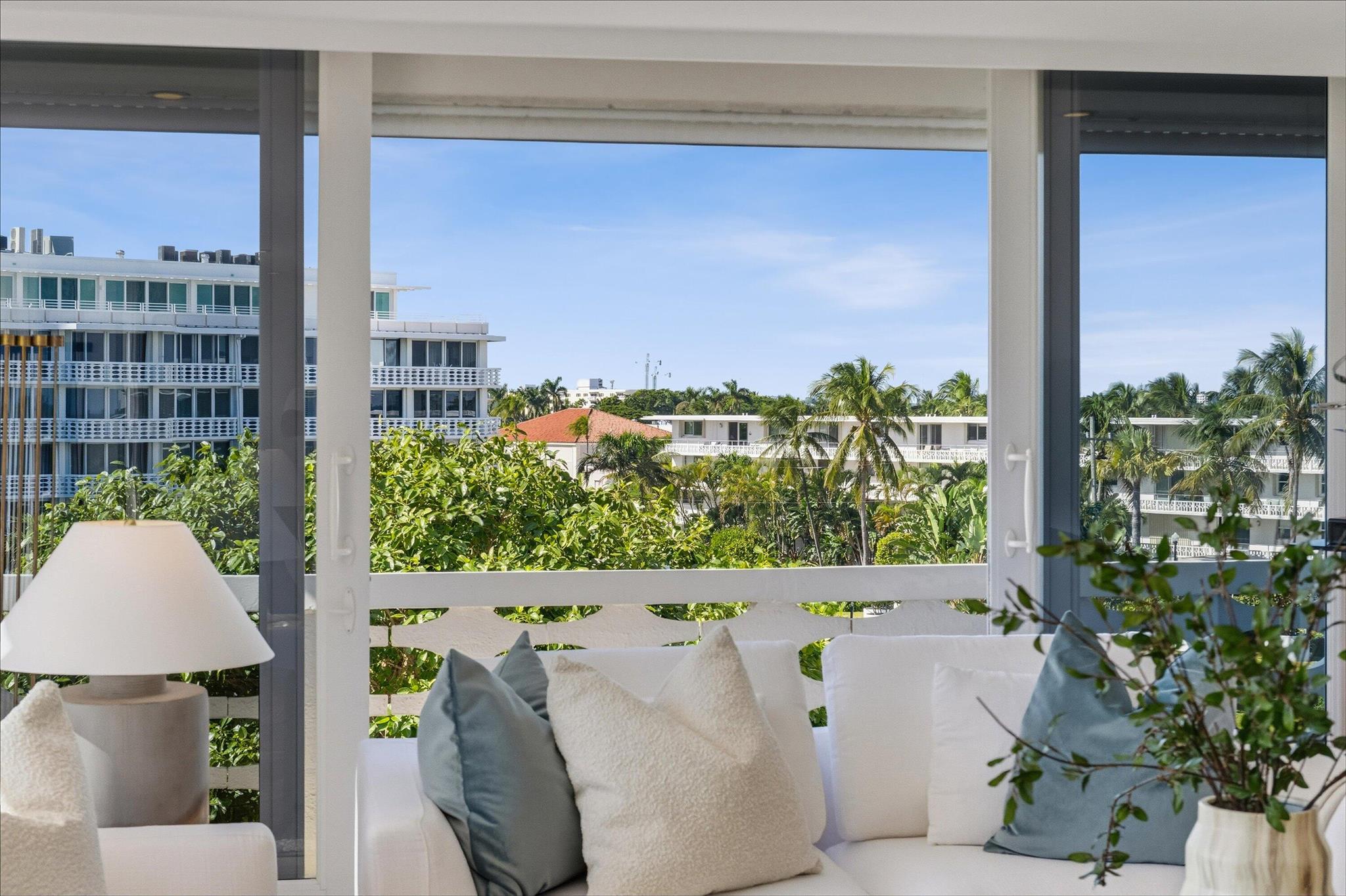 100 Sunrise Avenue 520/521