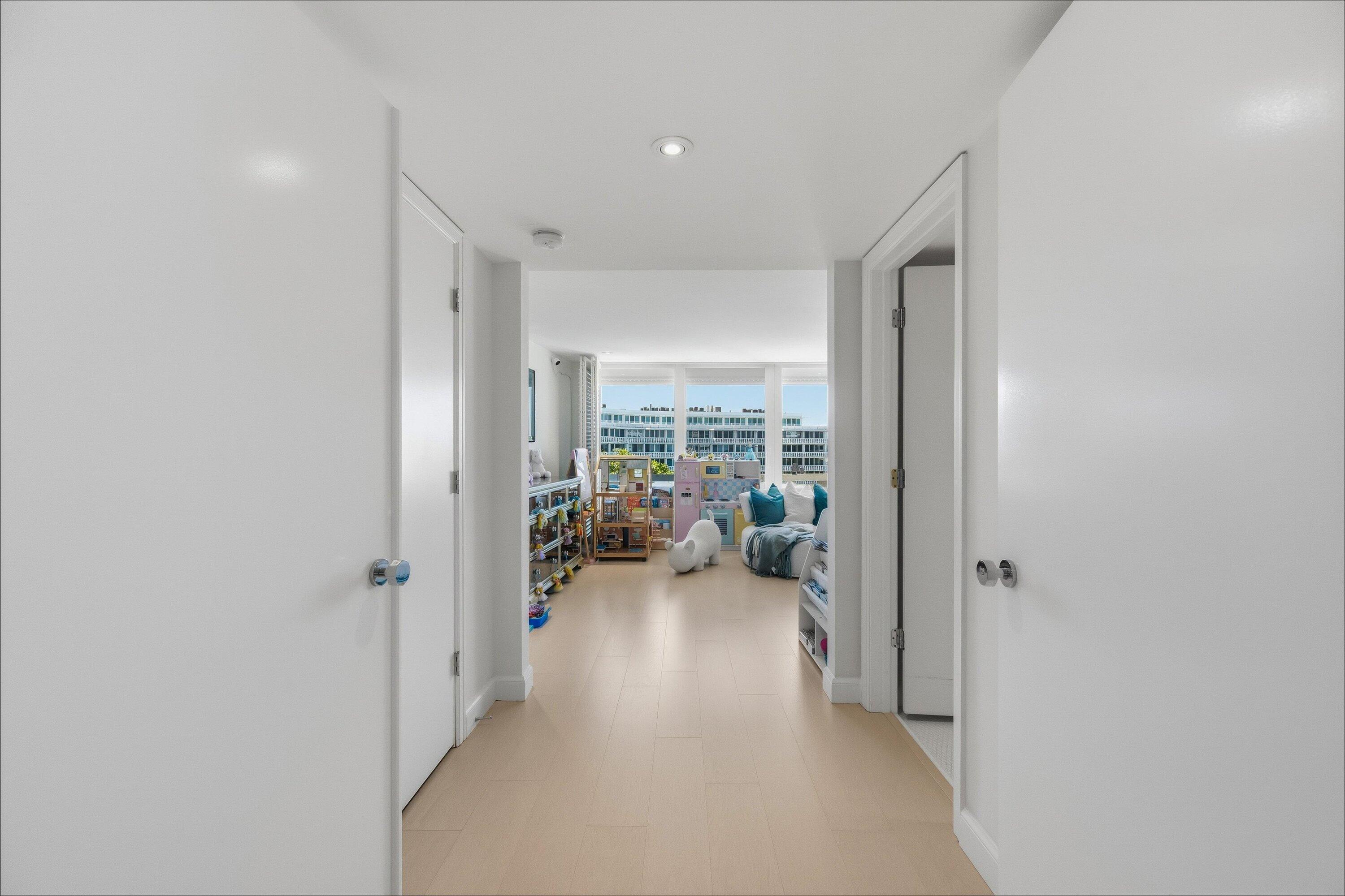 100 Sunrise Avenue 520/521