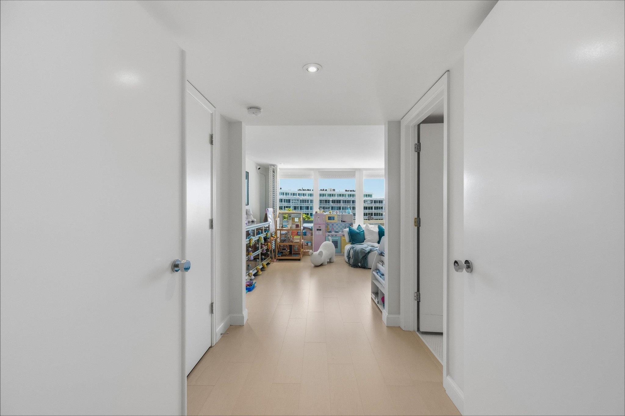 100 Sunrise Avenue 520/521