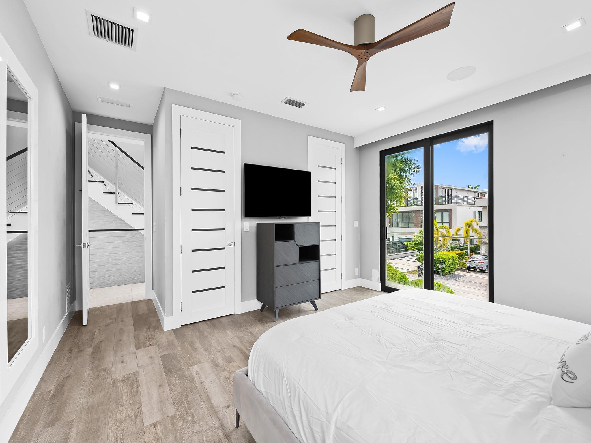 CHS OF SW1/4 OF NE1/4 LYI - Residential