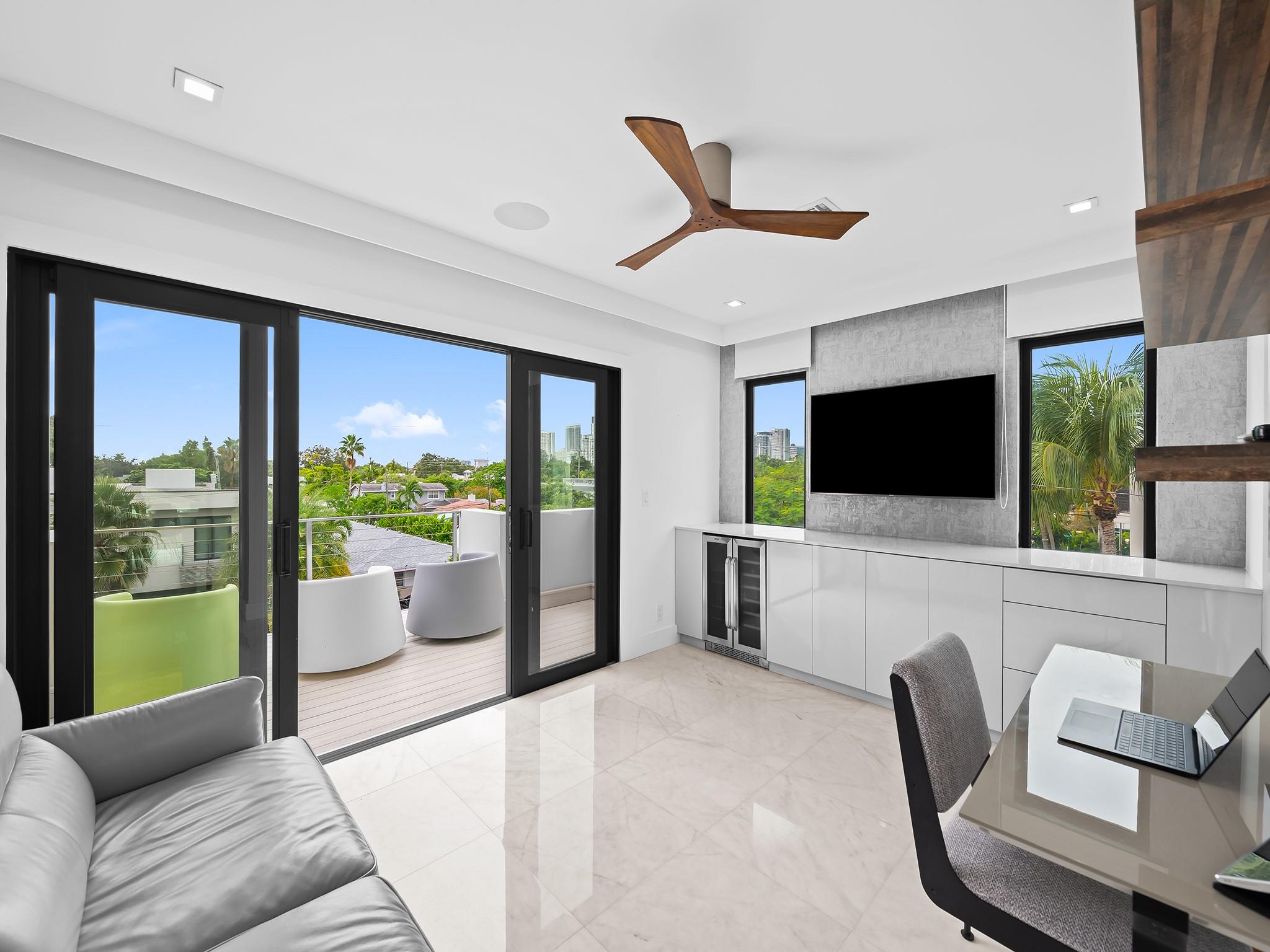 CHS OF SW1/4 OF NE1/4 LYI - Residential