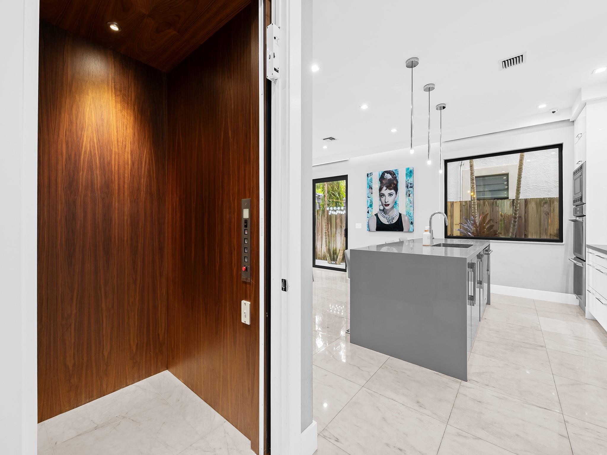 CHS OF SW1/4 OF NE1/4 LYI - Residential