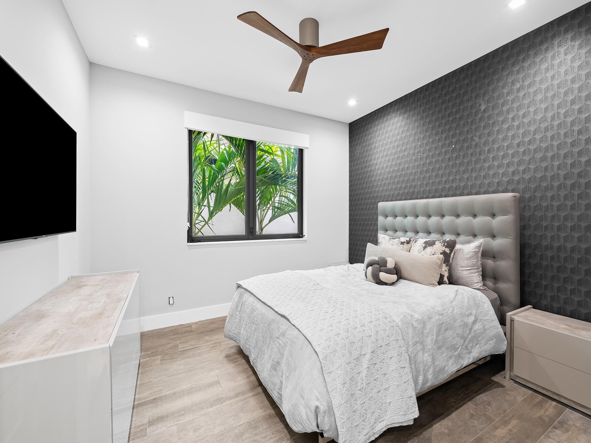 CHS OF SW1/4 OF NE1/4 LYI - Residential