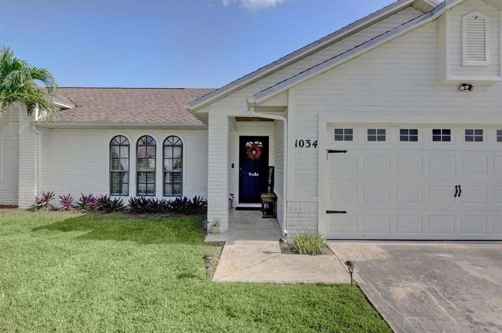 Photo of 1034 SW Dubuque Avenue Ave, Port Saint Lucie, FL 34953 (MLS # R10820510)