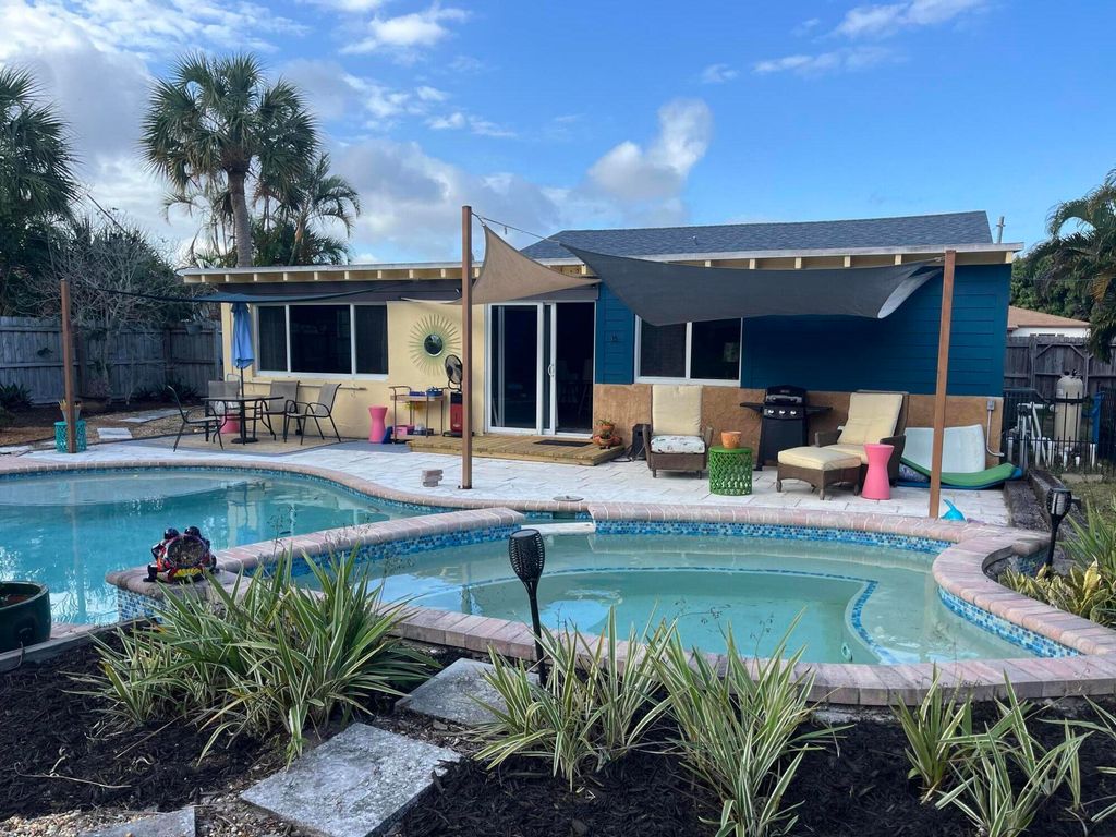Photo of 262 NE 16th Street, Delray Beach, FL 33444 (MLS # R11072253)