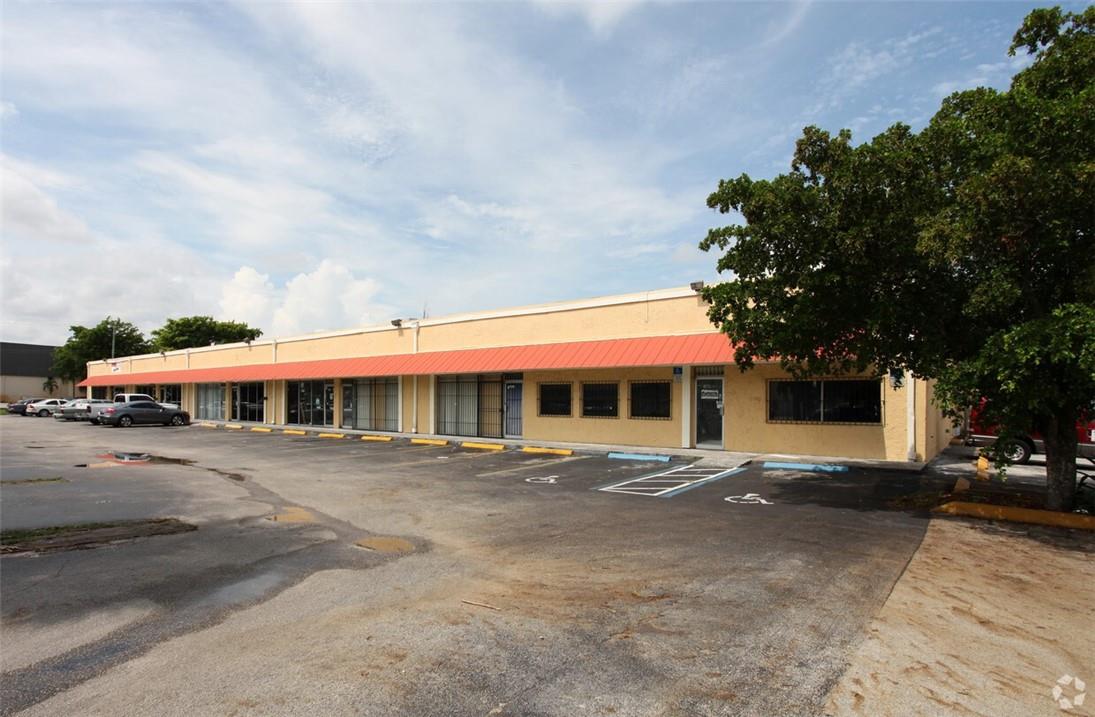 1100 SqFt available space for lease industrial flex /retail space located in Lauderhill "industrial park " , on a strategic corner across from UPS ,this property is in an outstanding location for industrial uses.