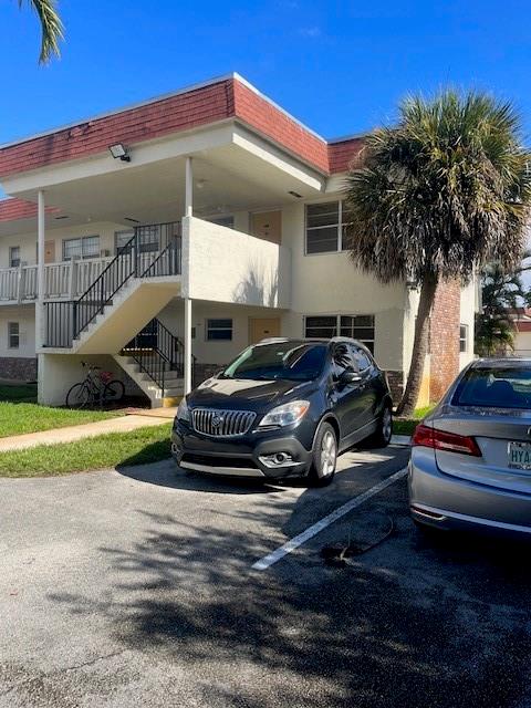 Corner unit 2/2 light and bright very close to colleges, shopping, I595, airport and schools. Cool off in the sparkling pool convenient to the apt and enjoy the balmy breezes that sway the palms bordering your balcony. Kitchen has new Range and refrigerator, and a dishwasher. Laundry facilities in building. Water included. 2 parking spaces as well as guest spots.