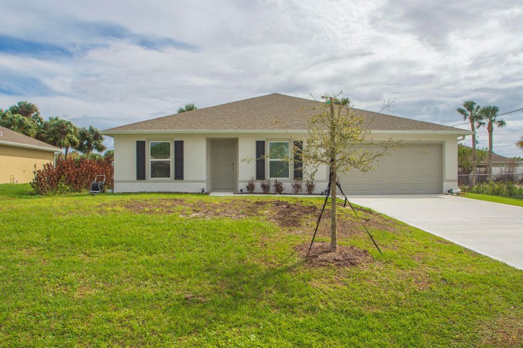 Photo of 450 Kendall Avenue, Sebastian, FL 32958 (MLS # B26010060)