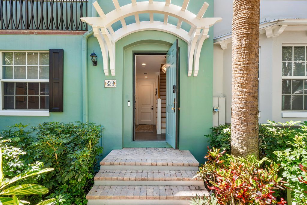 Photo of 329 W Mallory Circle, Delray Beach, FL 33483 (MLS # R11169721)