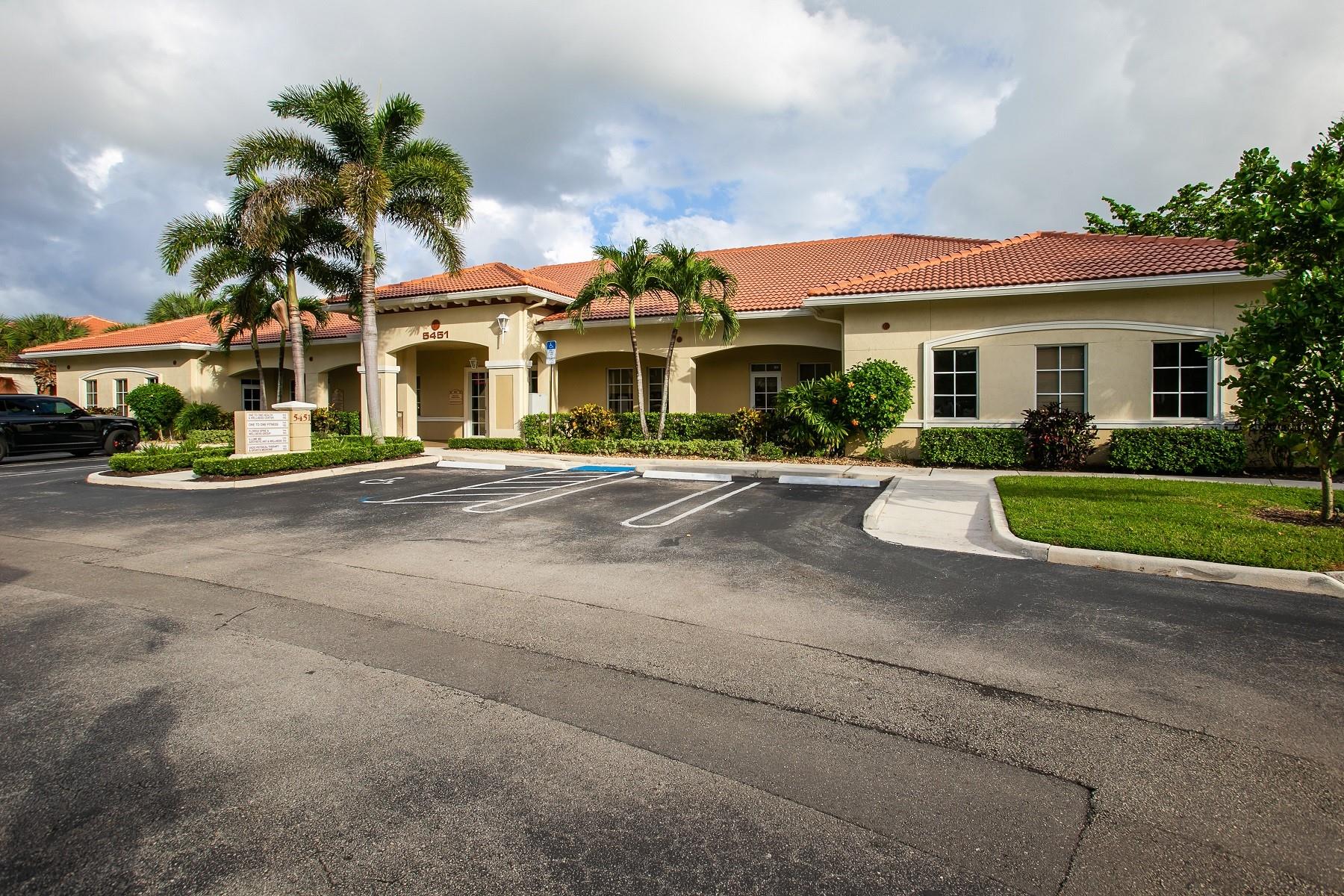 Ground Floor Center unit with double door entry in the Coral Springs Professional Campus on the border of Coral Springs and Parkland. Open facility with 1-2 private offices. Can be combined with suite 103 medical office (F10508217) for a total of 4,514 sqft. Close to the Sawgrass Expressway Recently renovated in 2022/2023.