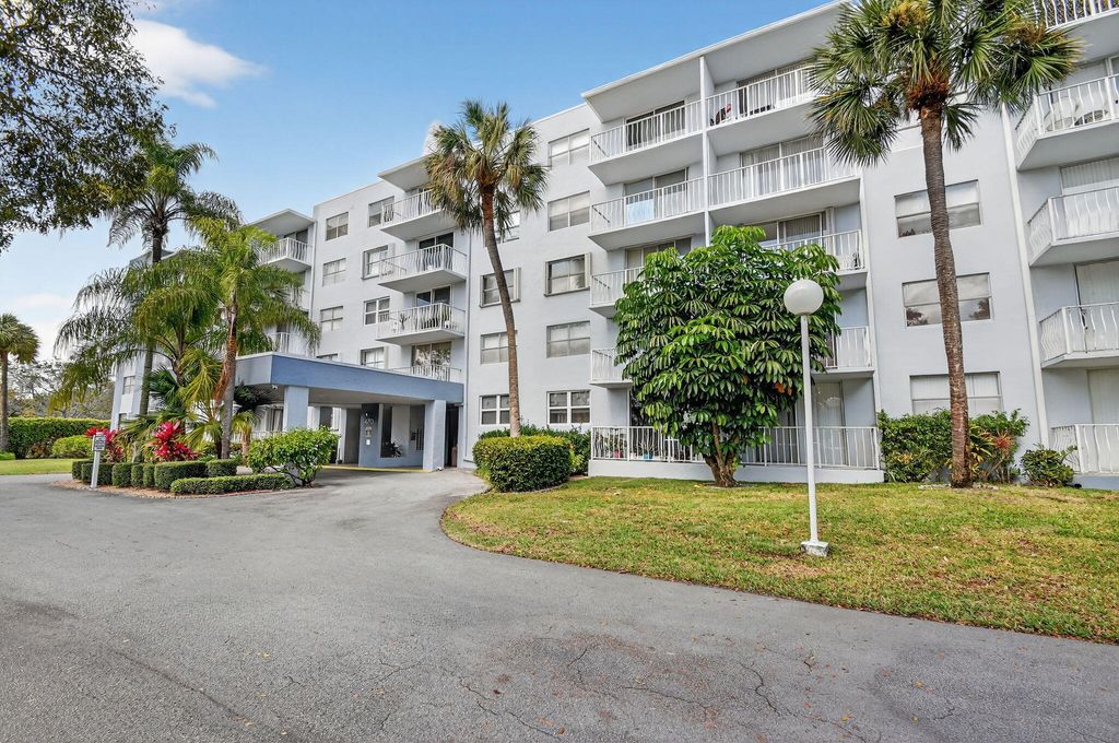 Photo of 470 Executive Center Drive #4j, West Palm Beach, FL 33401 (MLS # R11167960)