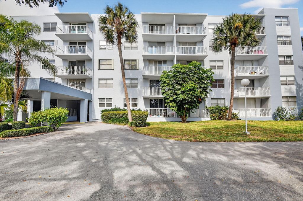 Photo of 470 Executive Center Drive #4j, West Palm Beach, FL 33401 (MLS # R11167960)