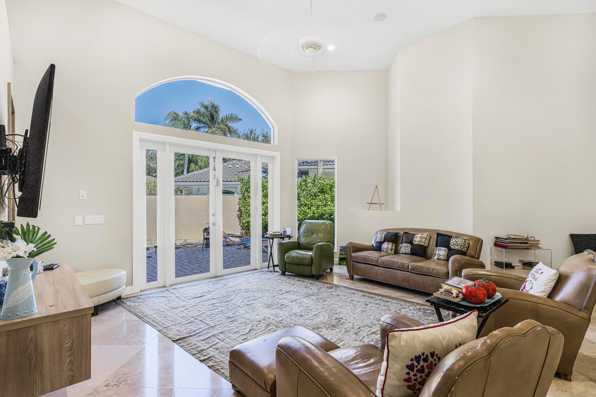 HOLLYWOOD OAKS - Residential