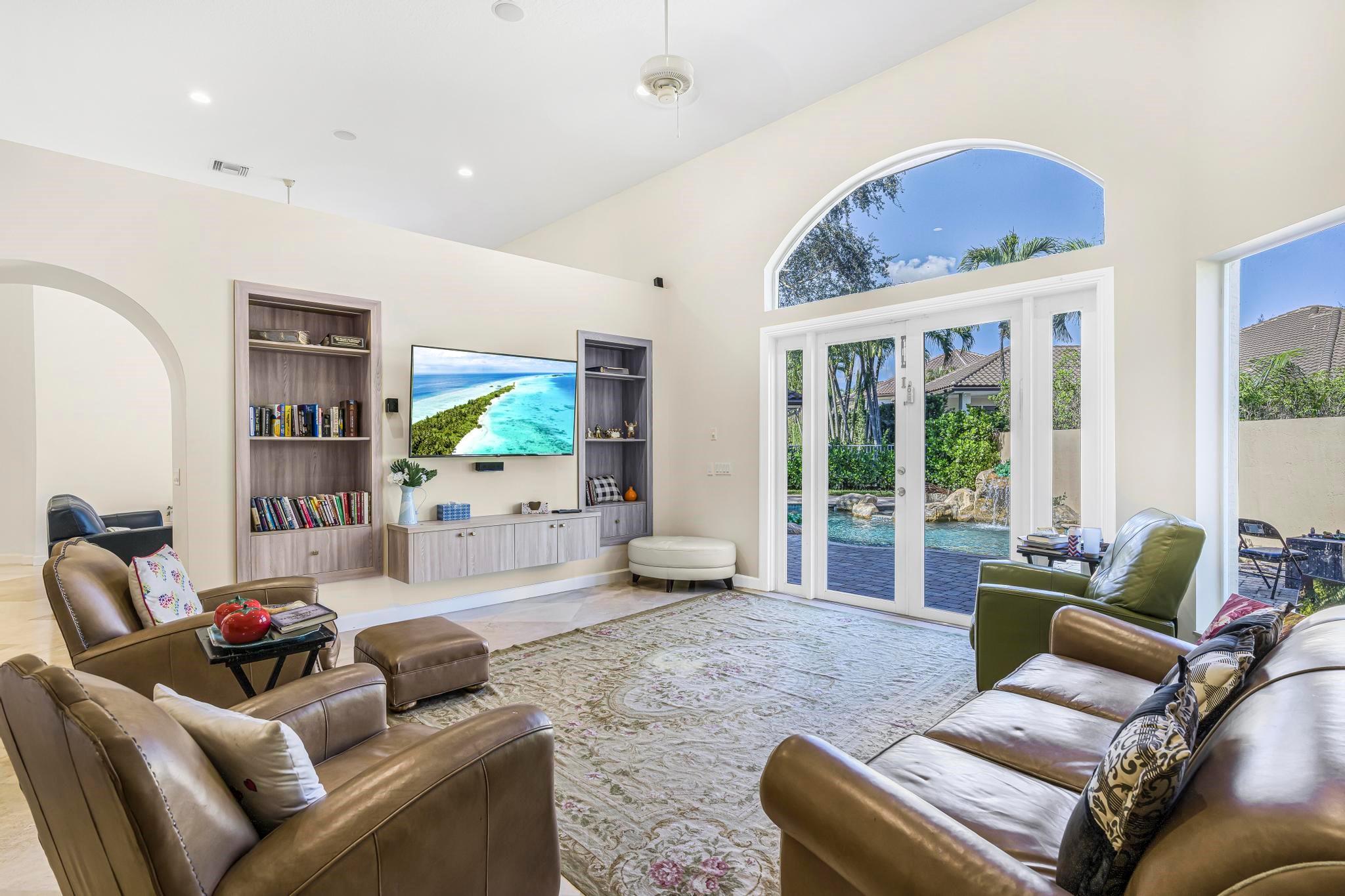 HOLLYWOOD OAKS - Residential