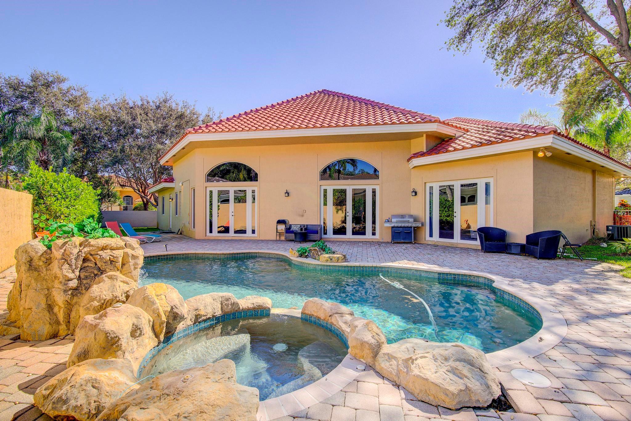 HOLLYWOOD OAKS - Residential