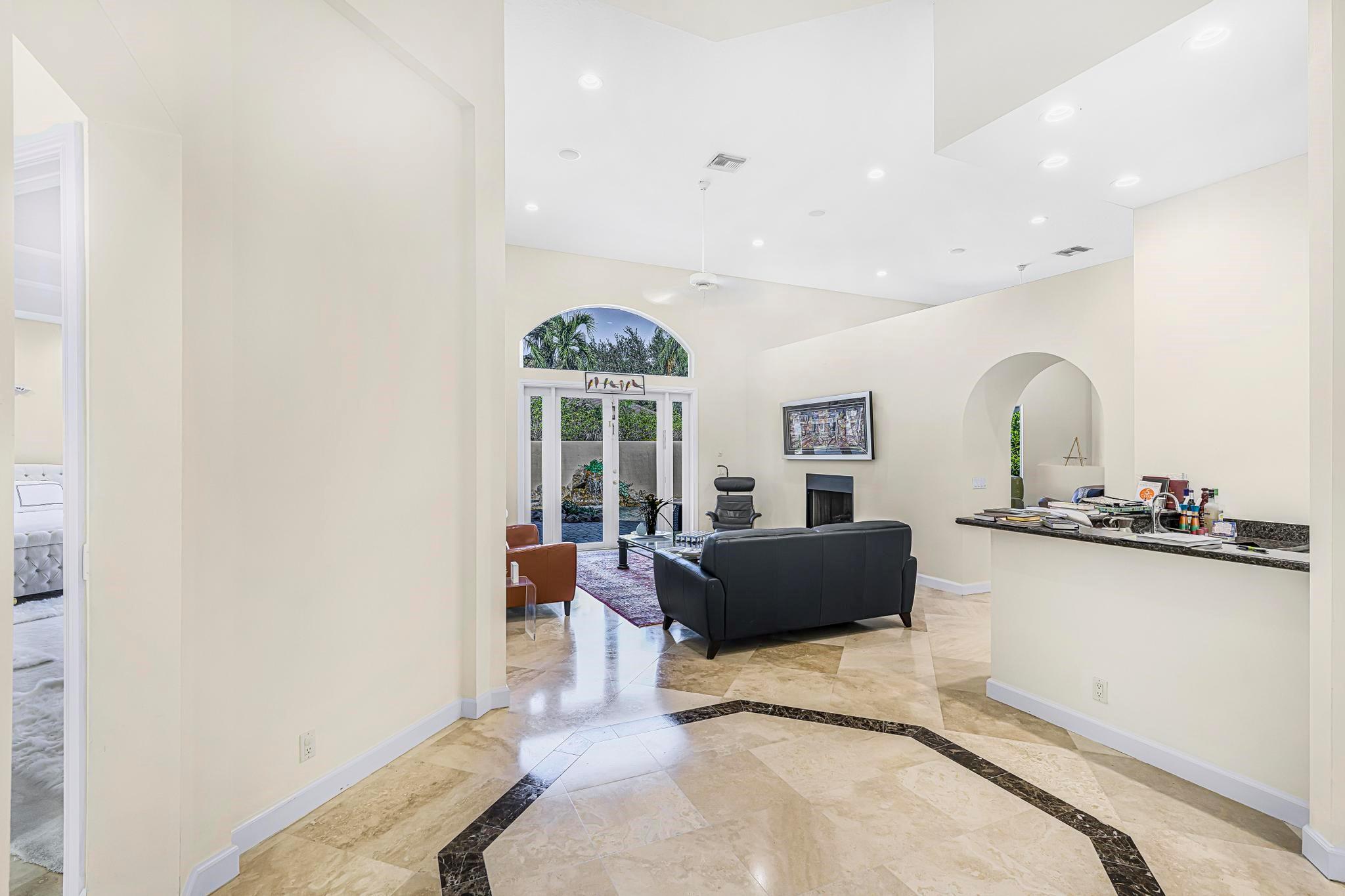 HOLLYWOOD OAKS - Residential