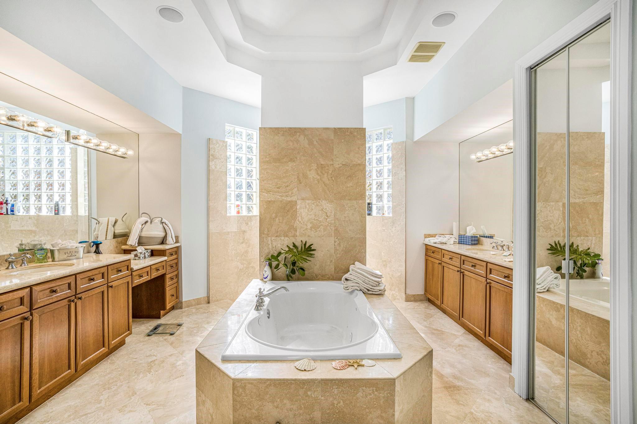 HOLLYWOOD OAKS - Residential