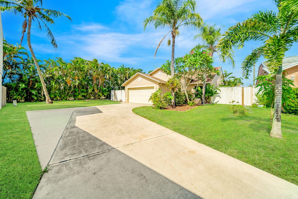 Photo of 13 Ripley Way, Boynton Beach, FL 33426 (MLS # R11008998)