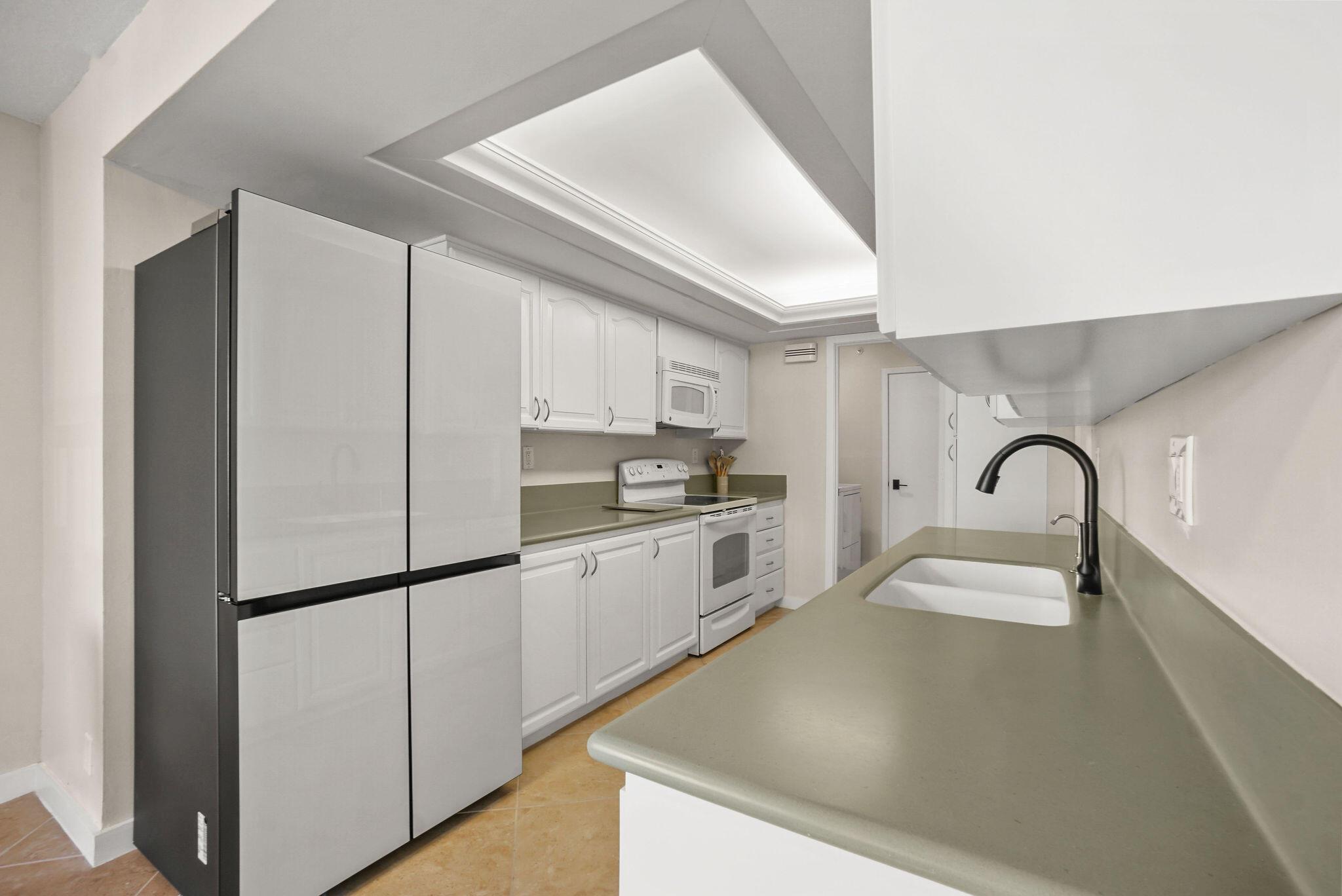 HALCYON OF PALM BEACH - Residential Lease