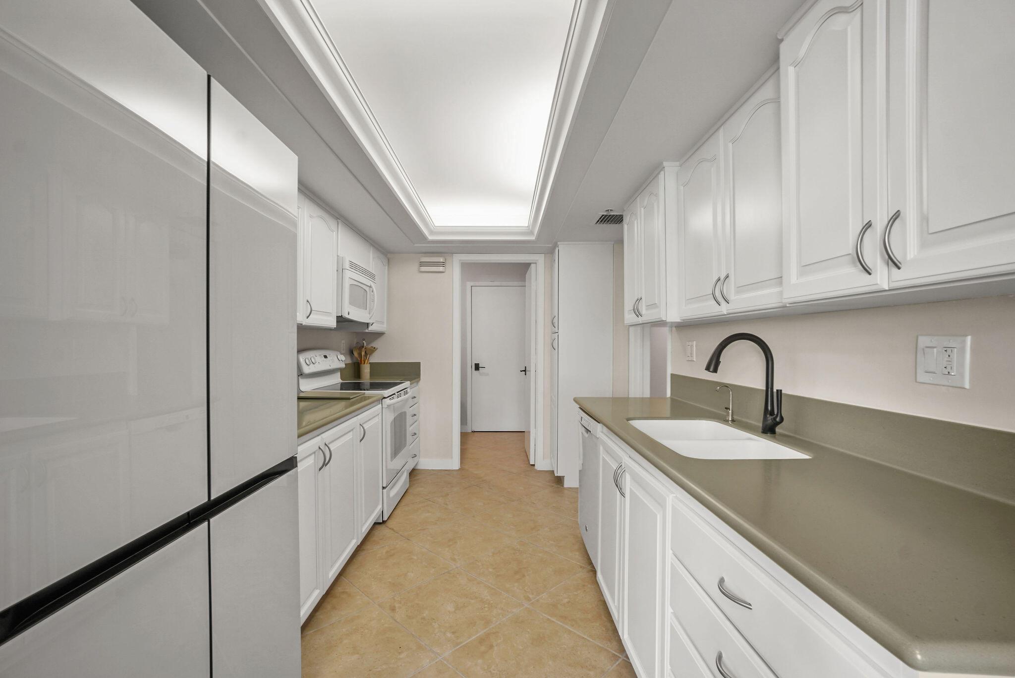 HALCYON OF PALM BEACH - Residential Lease