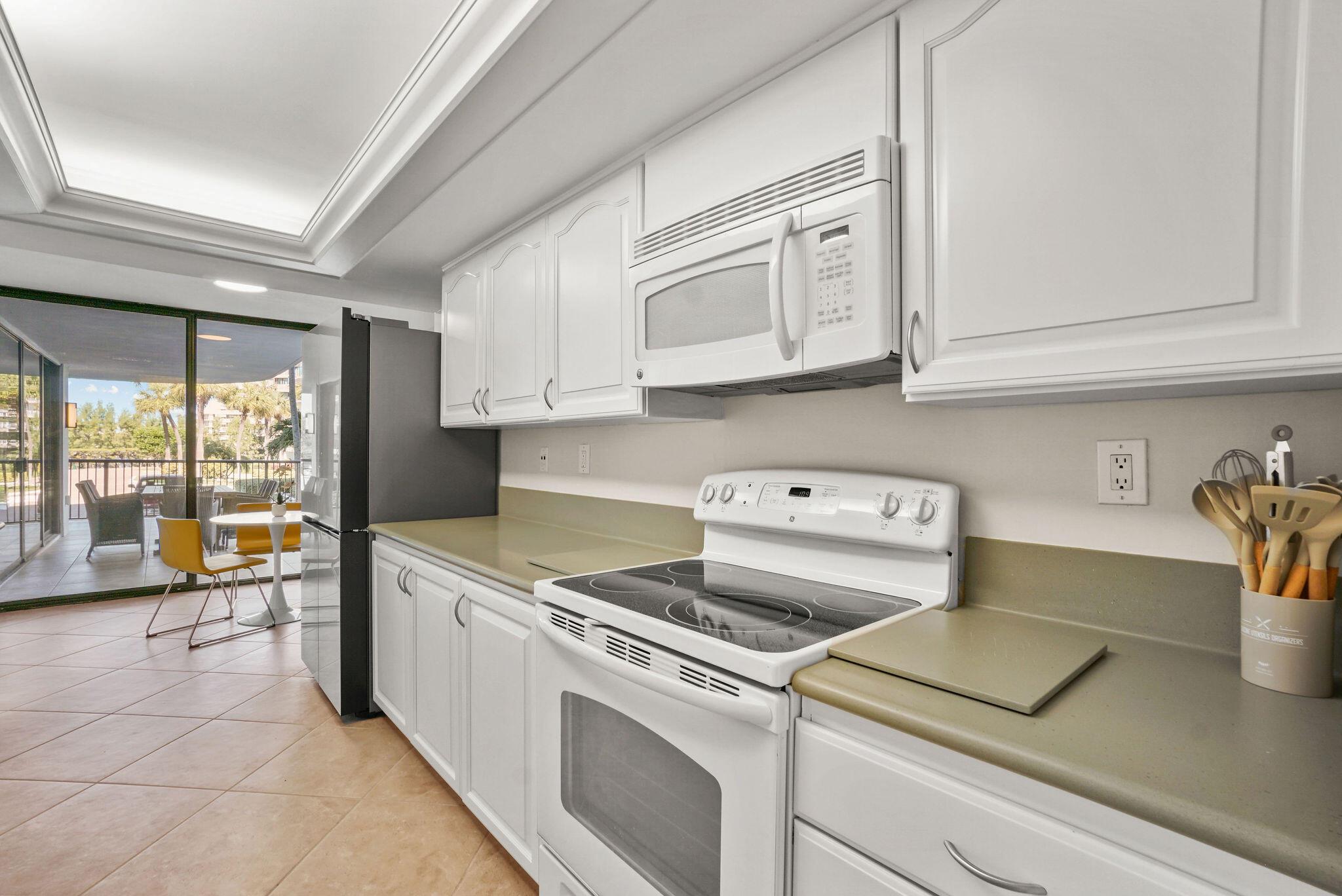 HALCYON OF PALM BEACH - Residential Lease