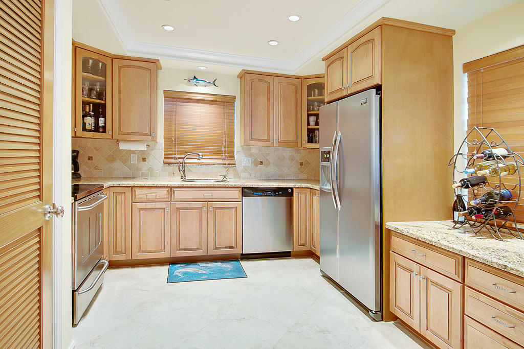 HAMPTON HOUSE CONDO - Residential