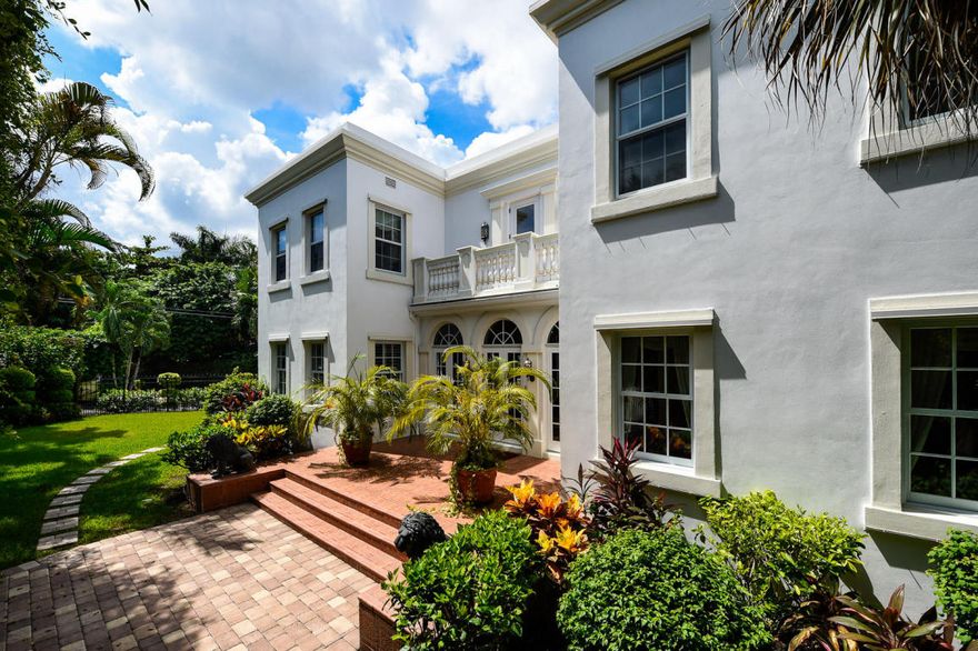 Excellent In-Town location between Barton Avenue and Clarke Avenue. 3BR/4BA home with 2BR/2BA guest house. Features oversized living room, eat-in chef's kitchen, formal dining room, and family room. Great outdoor spaces include loggia, covered patio, terrace, and pool.