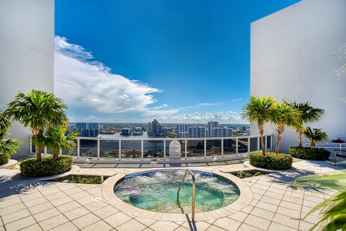 OCEAN THREE - Residential