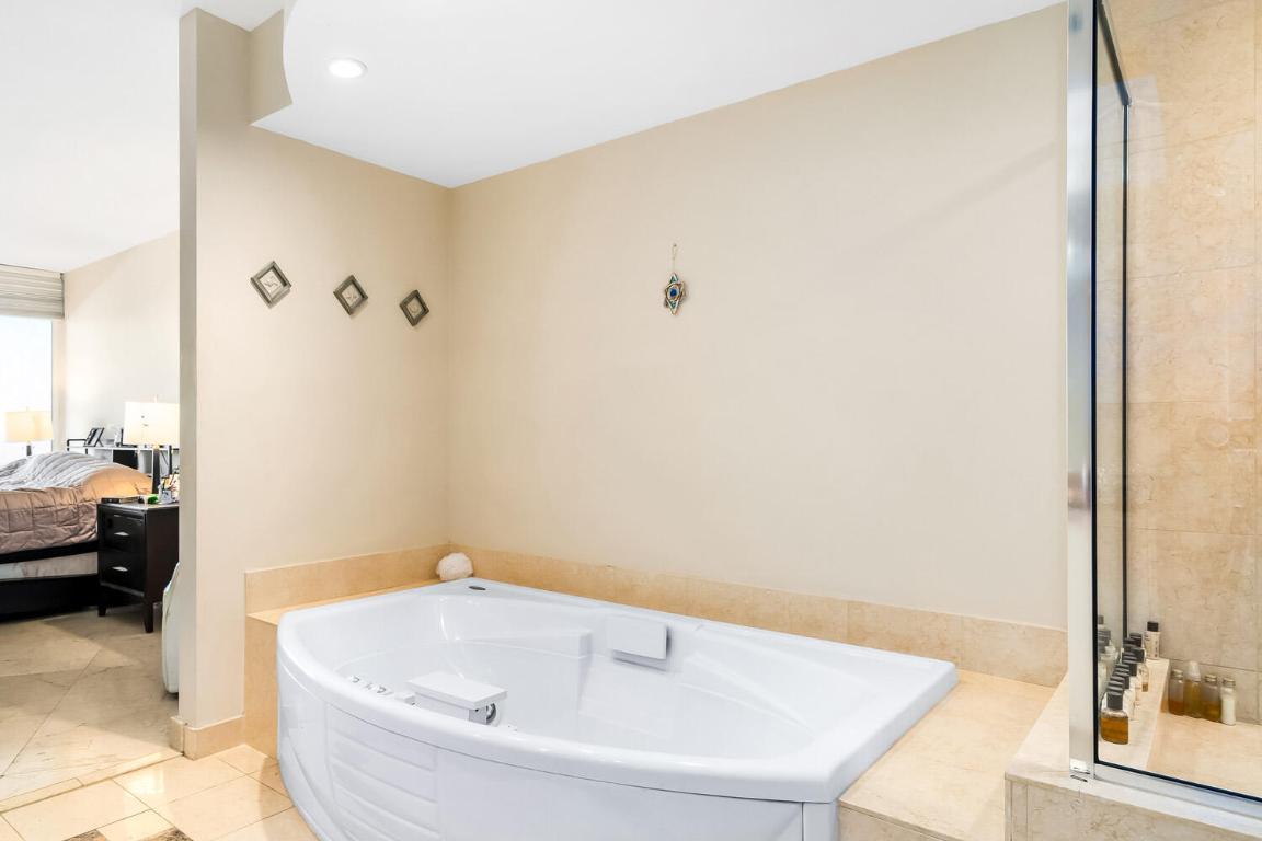 OCEAN THREE - Residential