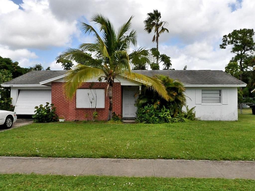 Photo of 3106 Kentucky Avenue Ave, Fort Pierce, FL 34947 (MLS # R10826399)