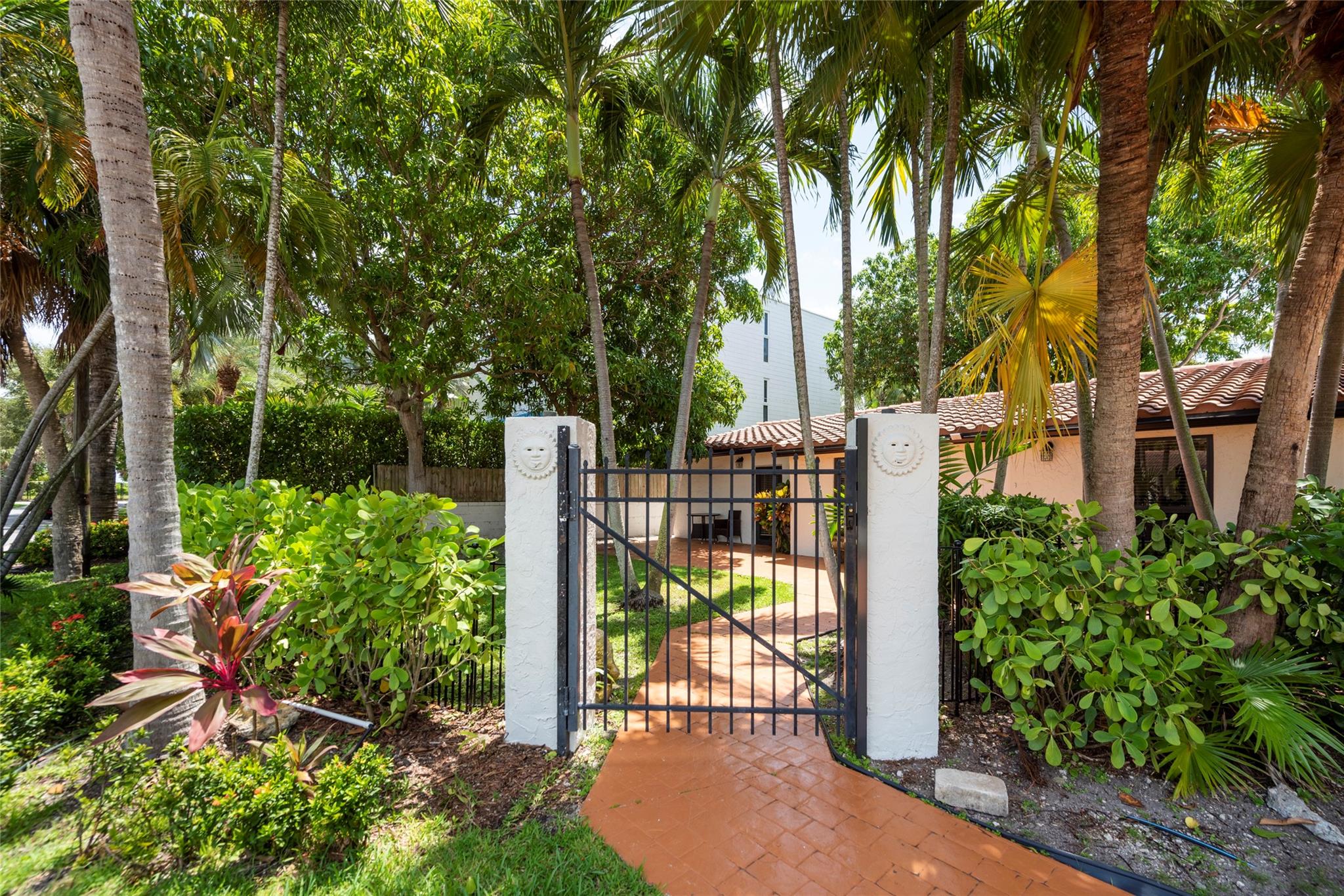 Amazing location! Quiet street, seasonal rental, and walking distance to the beach. Enjoy a private heated pool and a barbecue area—everything you need for a great vacation. Pets are welcome.