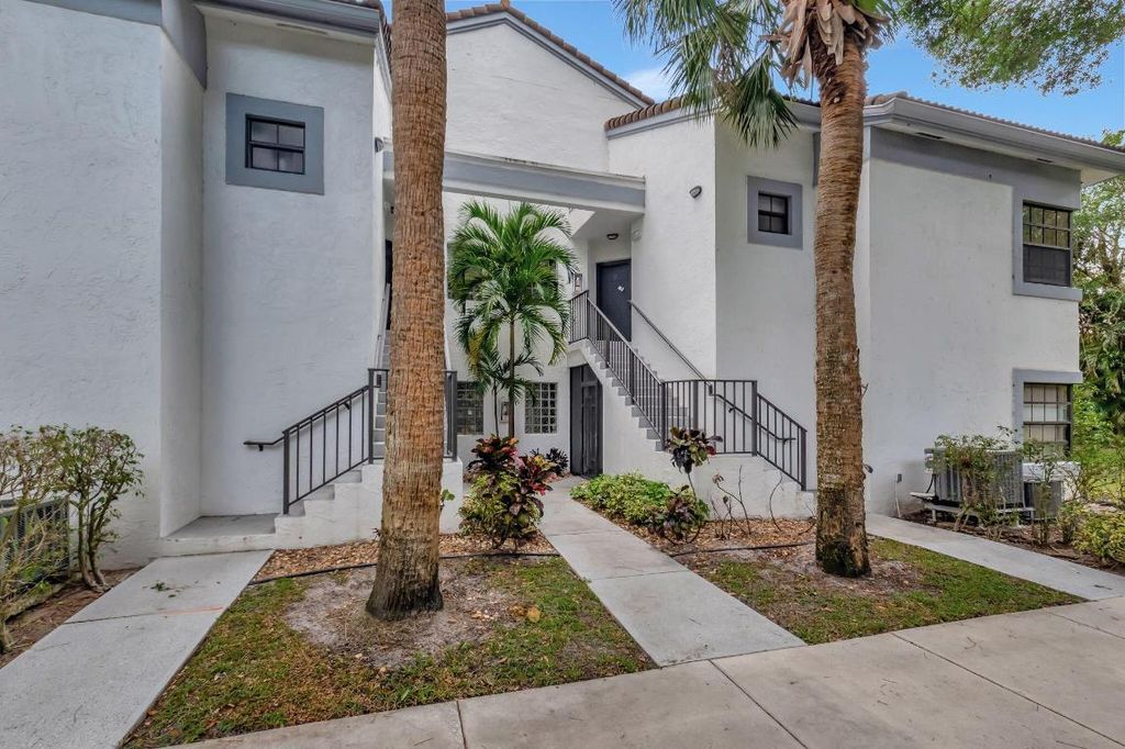 Photo of 5450 Verona Drive #M, Boynton Beach, FL 33437 (MLS # R11082582)