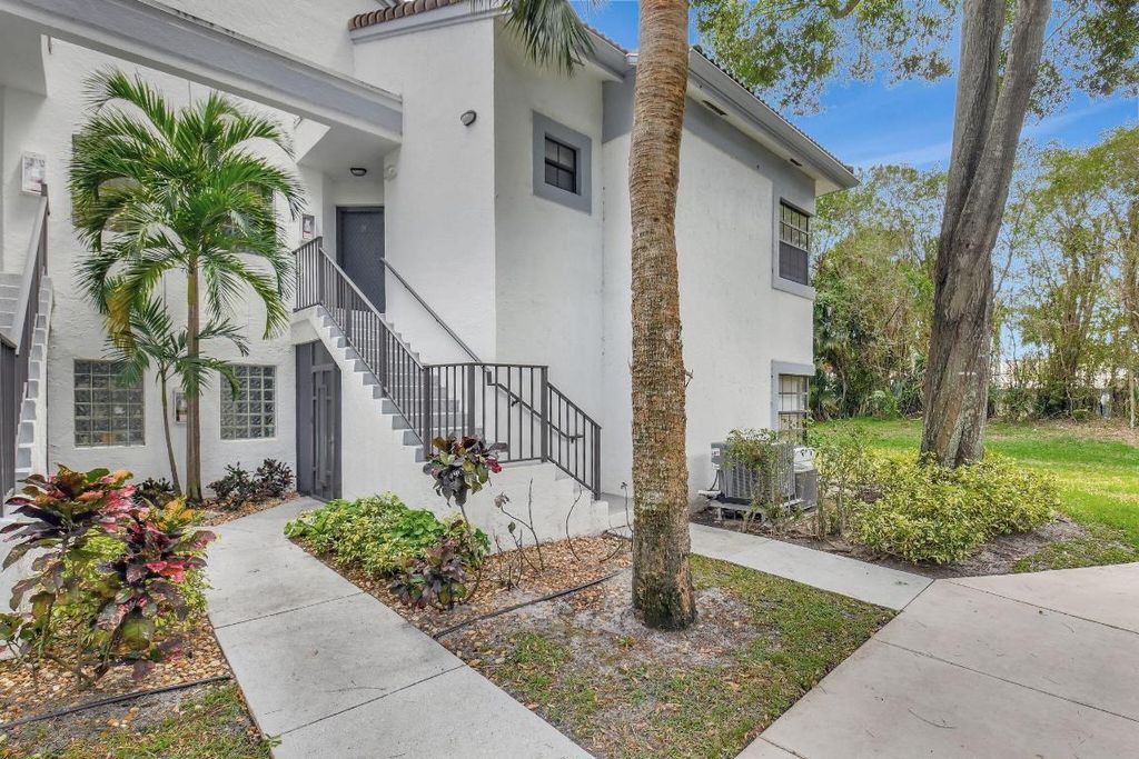 Photo of 5450 Verona Drive #M, Boynton Beach, FL 33437 (MLS # R11082582)